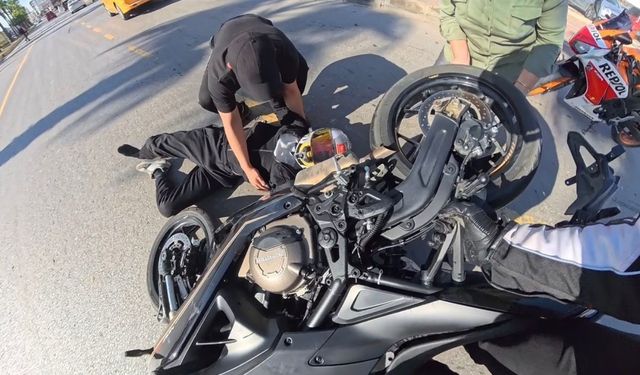 Motosiklet sürücüsü kaskı sayesinde yara almadan kurtuldu