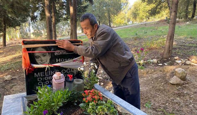 Motosikletle okula götürdüğü kızını kazada kaybetti, mezarına diktiği çiçeklere hırsızlar musallat oldu