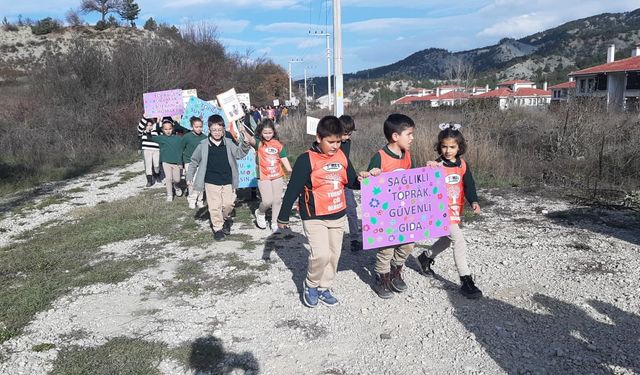 Mudurnu'da öğrenciler erozyon farkındalığı için yürüdü
