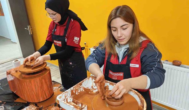 Muğla'da gençler seramik atölyesinde hünerlerini sergiledi