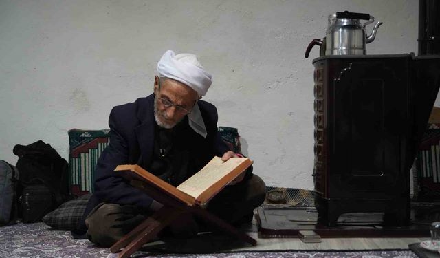 Muş'ta 86 yaşındaki Rüstem dede 50 yıldır sadece çay ve gofretle yaşamını sürdürüyor