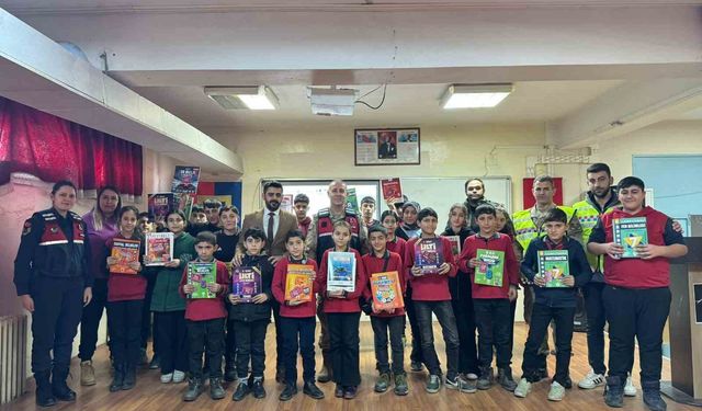Muş'ta jandarmadan öğrencilere kişisel güvenlik ve güvenli internet eğitimi