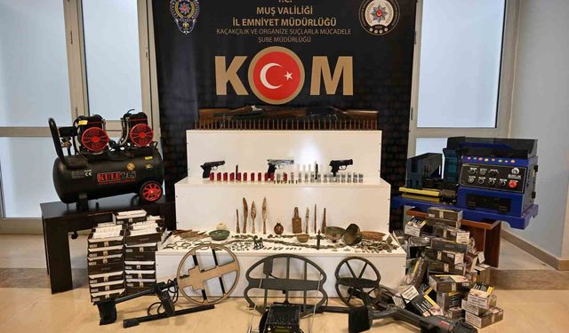 Muş'ta kaçakçılık operasyonu: Çok sayıda silah, mühimmat ve tarihi eser ele geçirildi