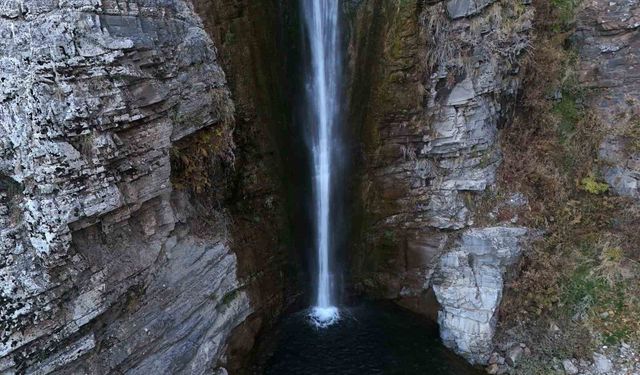 Mutki'nin saklı cenneti Gümüşkanat Şelalesi hayranlık uyandırıyor