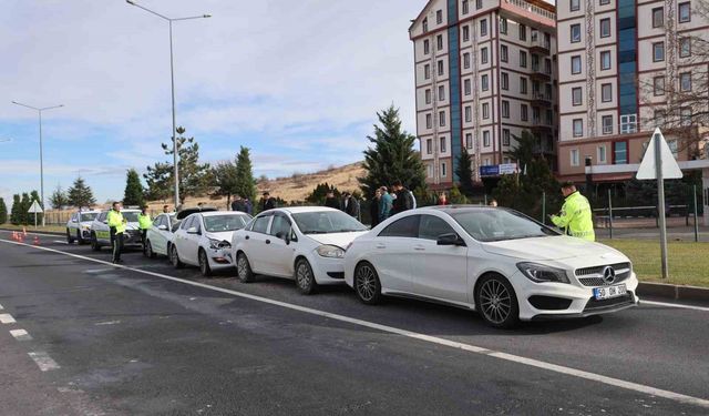 Nevşehir'de 4 otomobil birbirine girdi: 2 yaralı