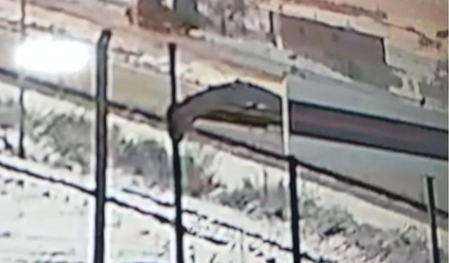 Nevşehir'de kayganlaşan yolda şarampole devrilen tır kameralara yansıdı