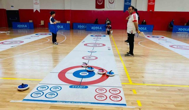 Niğde'de Okul Sporları Floor Curling Müsabakaları tamamlandı
