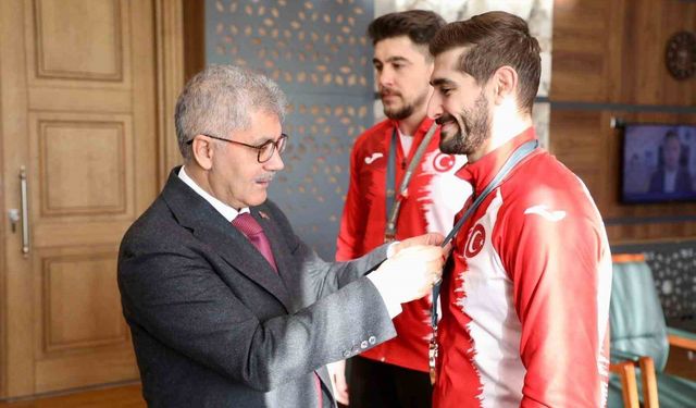 Niğdeli milli güreşçilerden Vali Çelik'e ziyaret