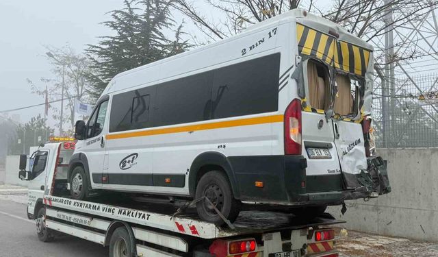 Öğrenci servisi, tır ve hafif ticari aracın karıştığı kazada 20 kişi yaralandı