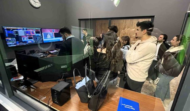 Öğrenciler program yapımını stüdyoda deneyimliyor