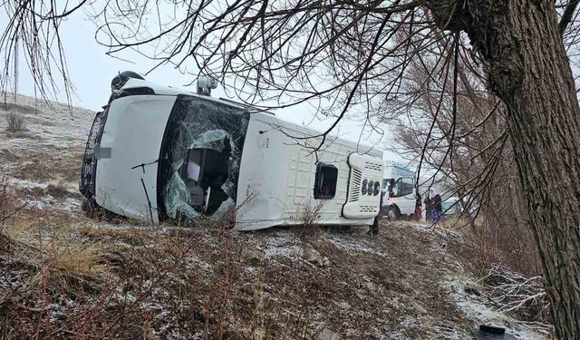 Okul servisi yan yattı, 14'ü öğrenci 15 kişi yaralandı