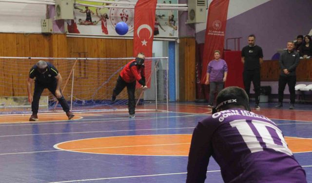 Ordu'da görme engelliler ile protokol arasında 'goalball' maçı