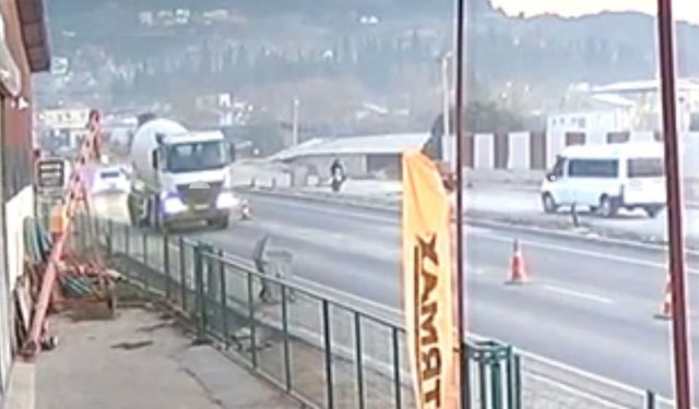 Osmaniye'de feci kaza: Motosiklet ve sürücüsü minibüsün altında kaldı