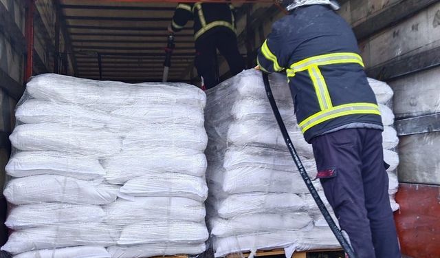 Osmaniye'de seyir halindeki soya yüklü tırda yangın çıktı