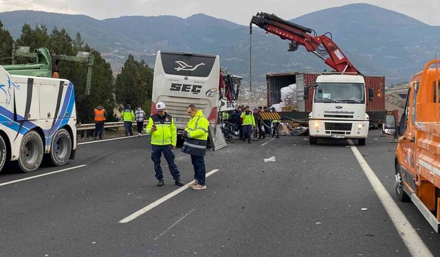 Osmaniye'de yolcu otobüsü tıra çarptı: 6 ölü, 11 yaralı