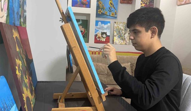 Otizmli çocuk ressam, sanatla kendi yolunu çizdi