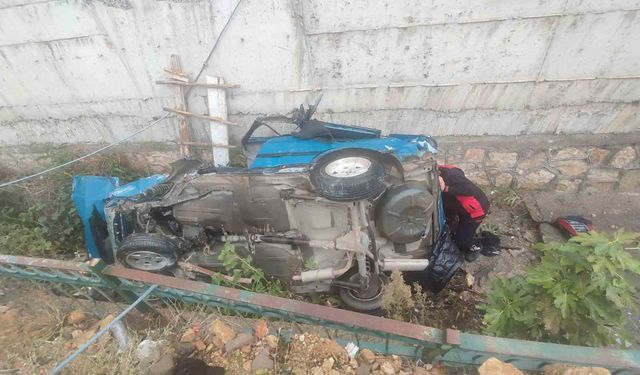 Otomobil drenaj kanalına uçtu: 3 yaralı