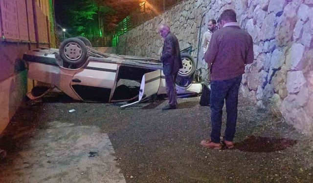 Otomobil istinat duvarından okulun bahçesine düştü: 2 yaralı