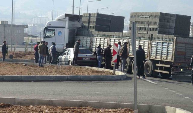 Otomobil tırın dorsesinin altında kaldı: Sürücünün burnu bile kanamadı
