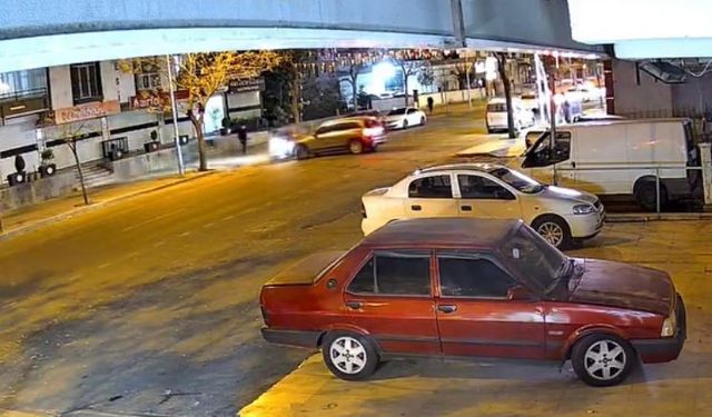 Otomobilin çarptığı motokurye yaralandı: Kaza anı kamerada