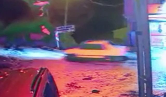 Otomobilin metrelerce aşağı düştüğü o anlar kameraya yansıdı: 2 yaralı