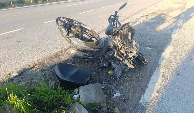 Otomobille çarpışan motosikletli metrelerce havaya savruldu