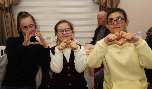 Özel bireyler müzik dolu gecede doyasıya eğlendi