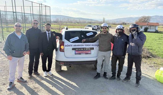 Paramotorla inip gelin arabasının önünü kestiler