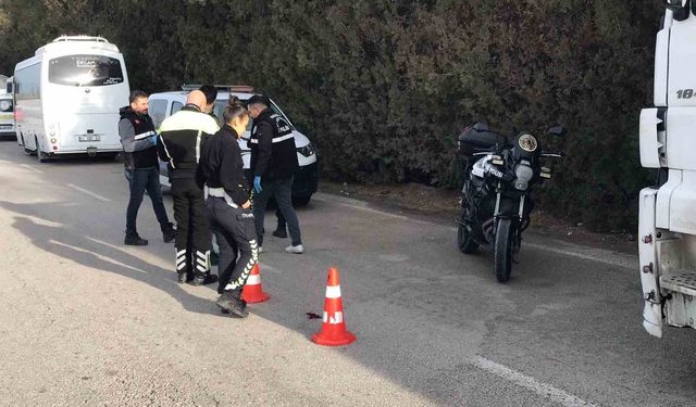 Park halindeki aracının yanında beklerken işçi servisi çarptı