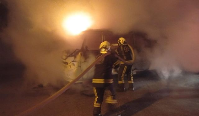 Park halindeki minibüs alev aldı