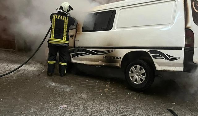 Park halindeki minibüs çıkan yangında kullanılamaz hale geldi