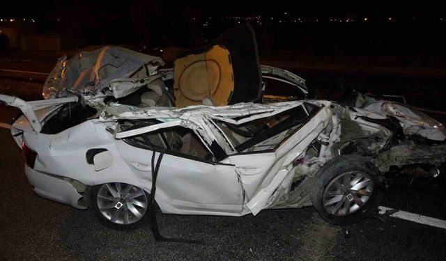 Park halindeki tıra çarpan otomobil hurdaya döndü: 2 yaralı