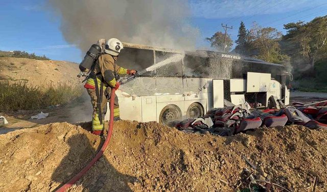 Park halindeki yolcu otobüsü alevlere teslim oldu