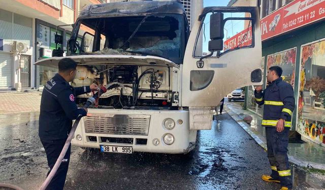 Park halindeyken alev alan kamyon kullanılamaz hale geldi