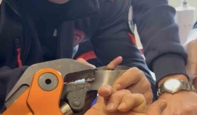 Parmağı çelik küllüğe sıkışan bebeğin imdadına itfaiye yetişti