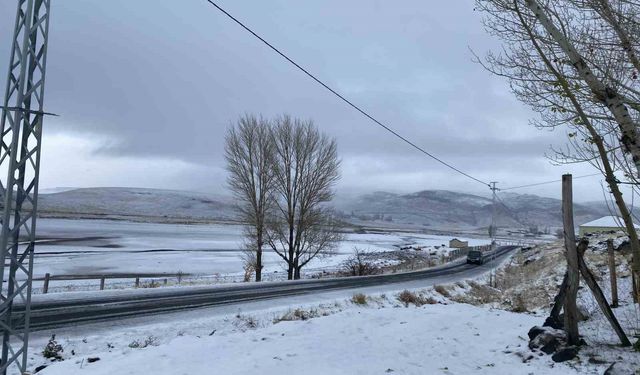 Patnos'ta mevsimin ilk karı yağdı