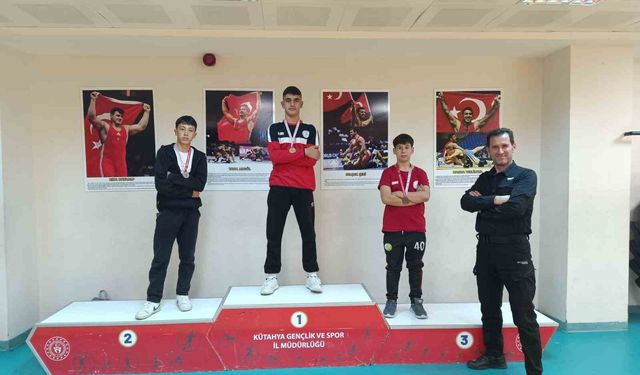 Pazarlar Spor Lisesi güreşte 3 madalya kazandı