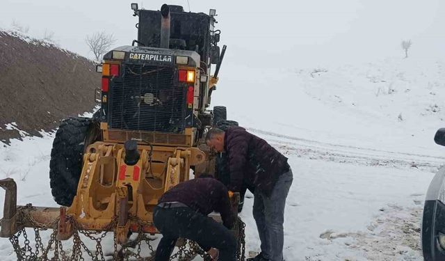 Pervari'de grup köy yolu kardan kapandı