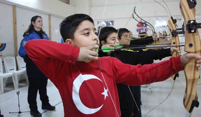 Polislerin desteğiyle okçu oldular