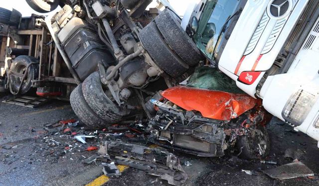 Posof'ta buzda kayan iki tır ve bir otomobil birbirine girdi: 1 yaralı