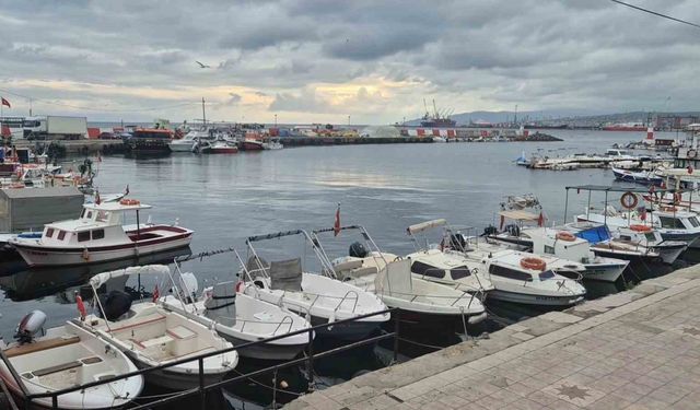 Poyraz küçük tekne balıkçılarını limana bağladı, ağlar tamire alındı