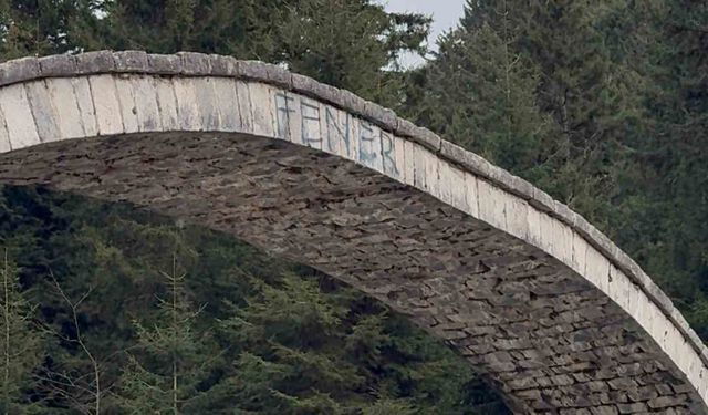 Rize'de tarihi kemer köprüye sprey boya ile zarar verildi