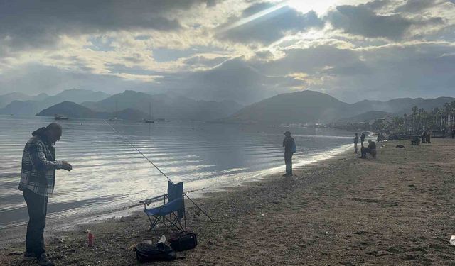 Sağanak sonrası güneş yüzleri güldürdü, Marmaris sahilleri doldu