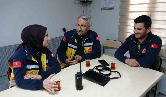 Sağlık çalışanı baba ve kızı aynı ambulansta hayat kurtarıyor