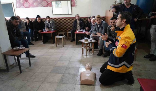 Sağlık ekipleri dağ köylerini tek tek gezerek ilk yardım eğitimi veriyor