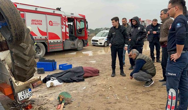 Sahilde traktörün altında kalan 2 gençten biri hayatını kaybetti