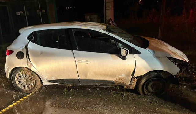 Sakarya'da takla atan otomobilde sıkışan sürücü yaralandı