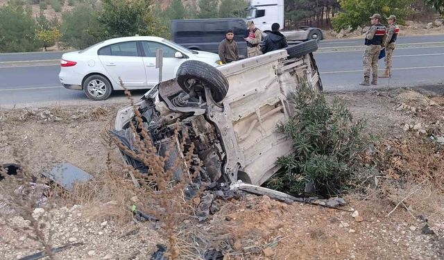 Şanlıurfa'da hafif ticari araç devrildi: Baba ve oğlu yaralandı