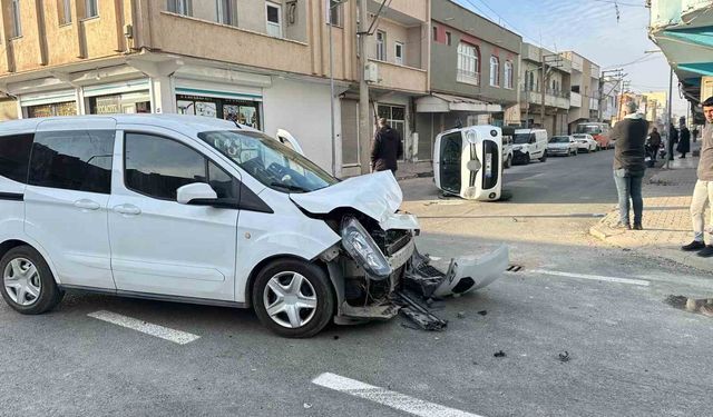 Şanlıurfa'da iki ticari araç çarpıştı, biri ters döndü