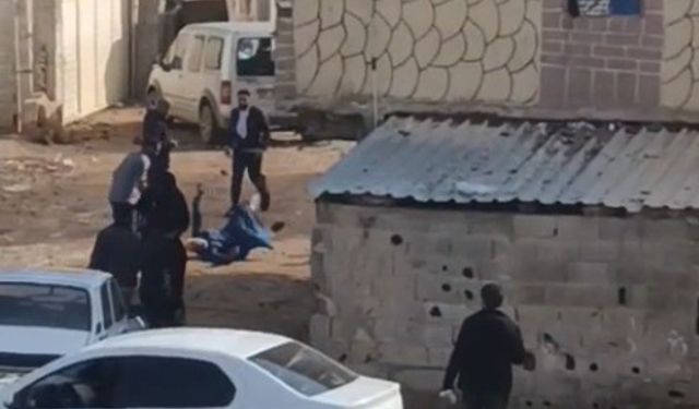 Şanlıurfa'da meydan savaşına dönen kavgada 1 kişinin silahla vurulma anı kamerada